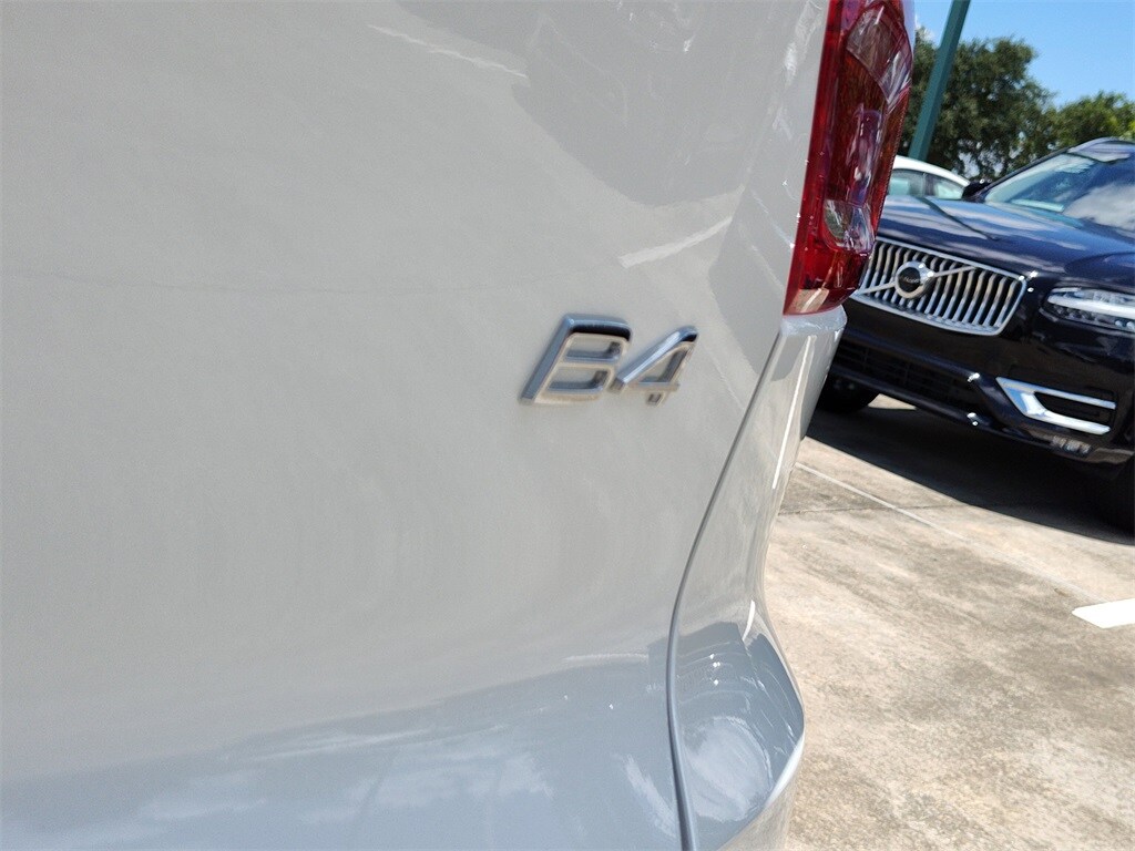 2026 Volvo XC40 Core photo 3