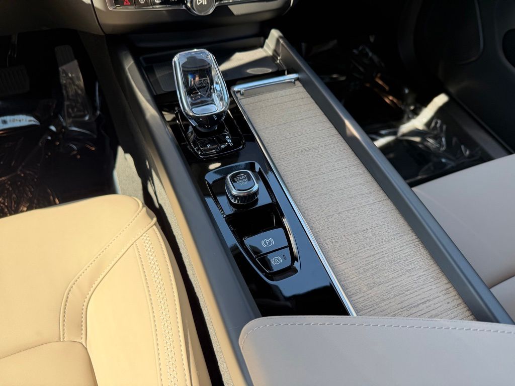 2026 Volvo XC60 Plus - Photo 17