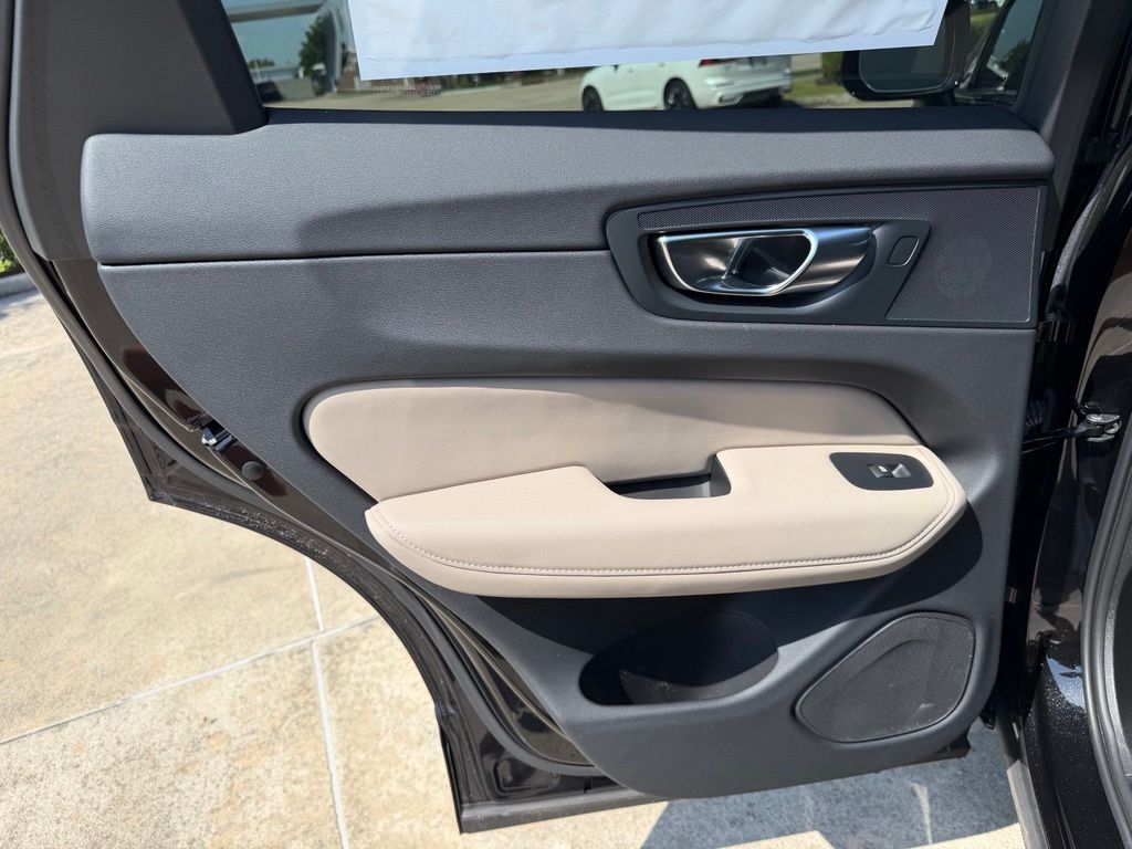 2026 Volvo XC60 Plus - Photo 15