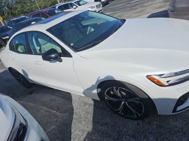 2024 Volvo S60 B5 Plus photo 2