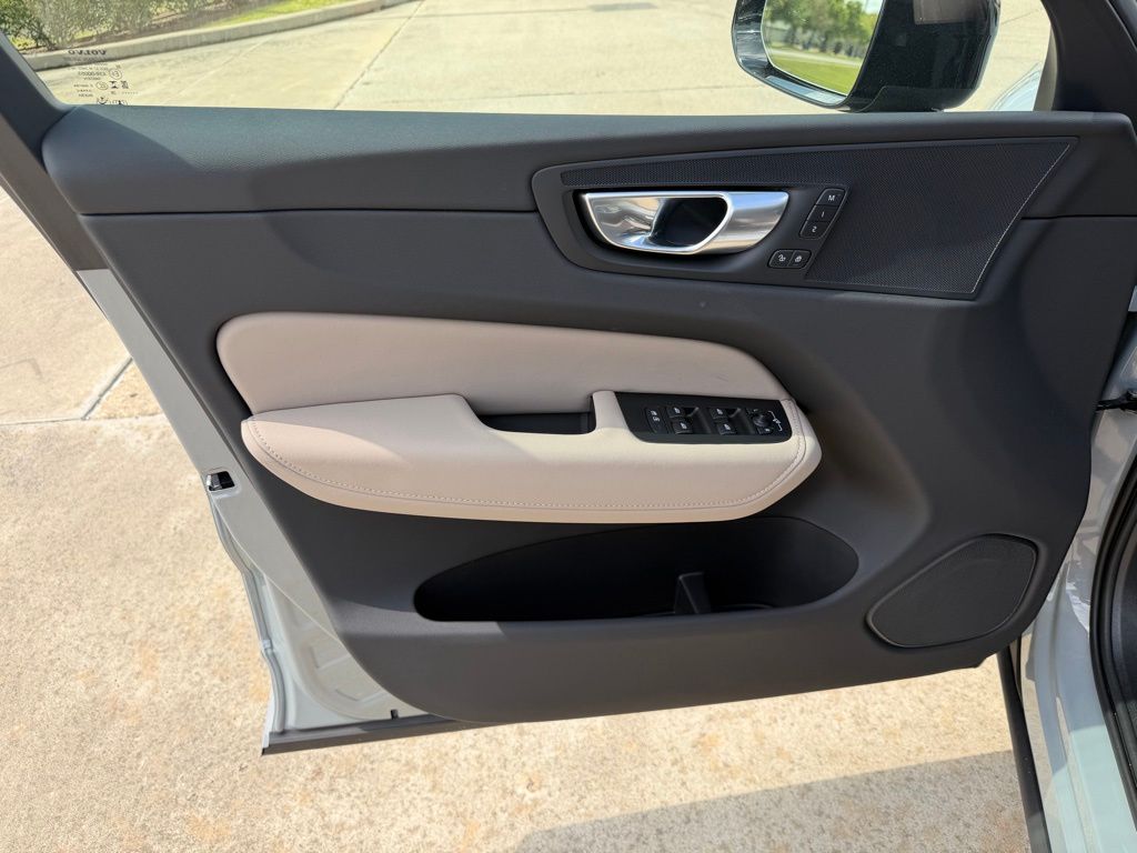 2026 Volvo XC60 Plus - Photo 13