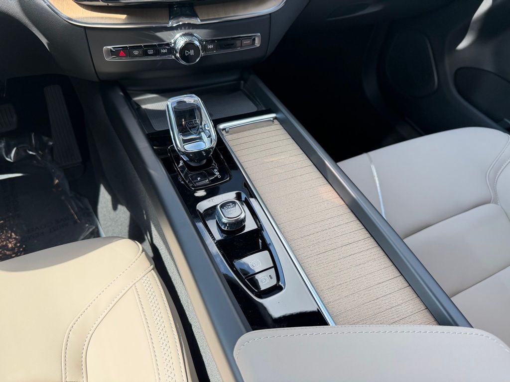 2026 Volvo XC60 Plus - Photo 17