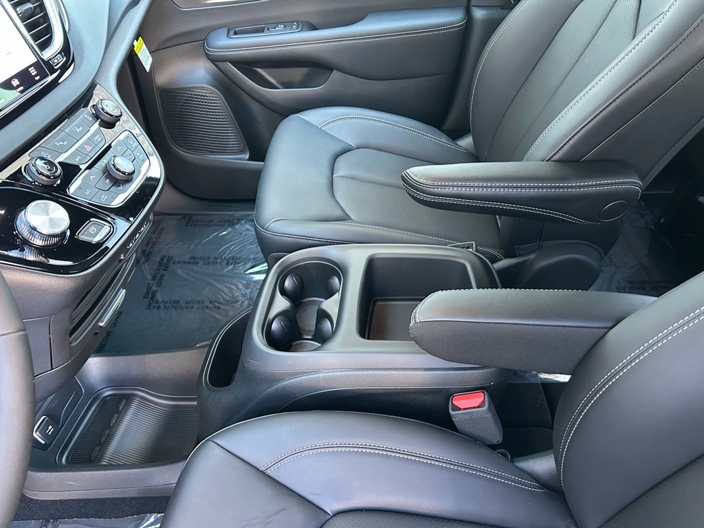 2025 Chrysler Voyager LX - Photo 33