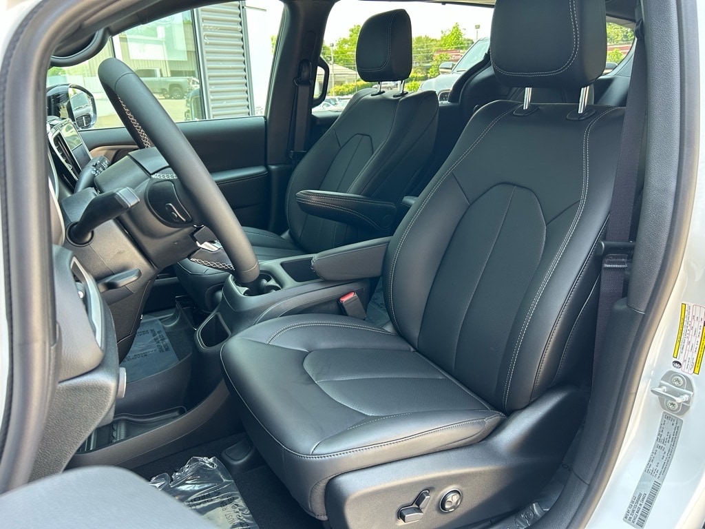 2025 Chrysler Voyager LX - Photo 15