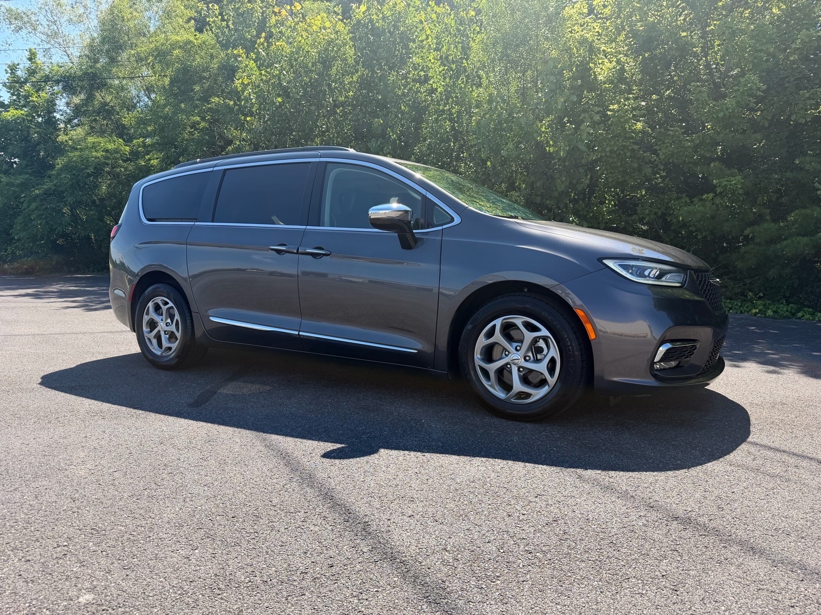 2023 Chrysler Pacifica Limited's photo