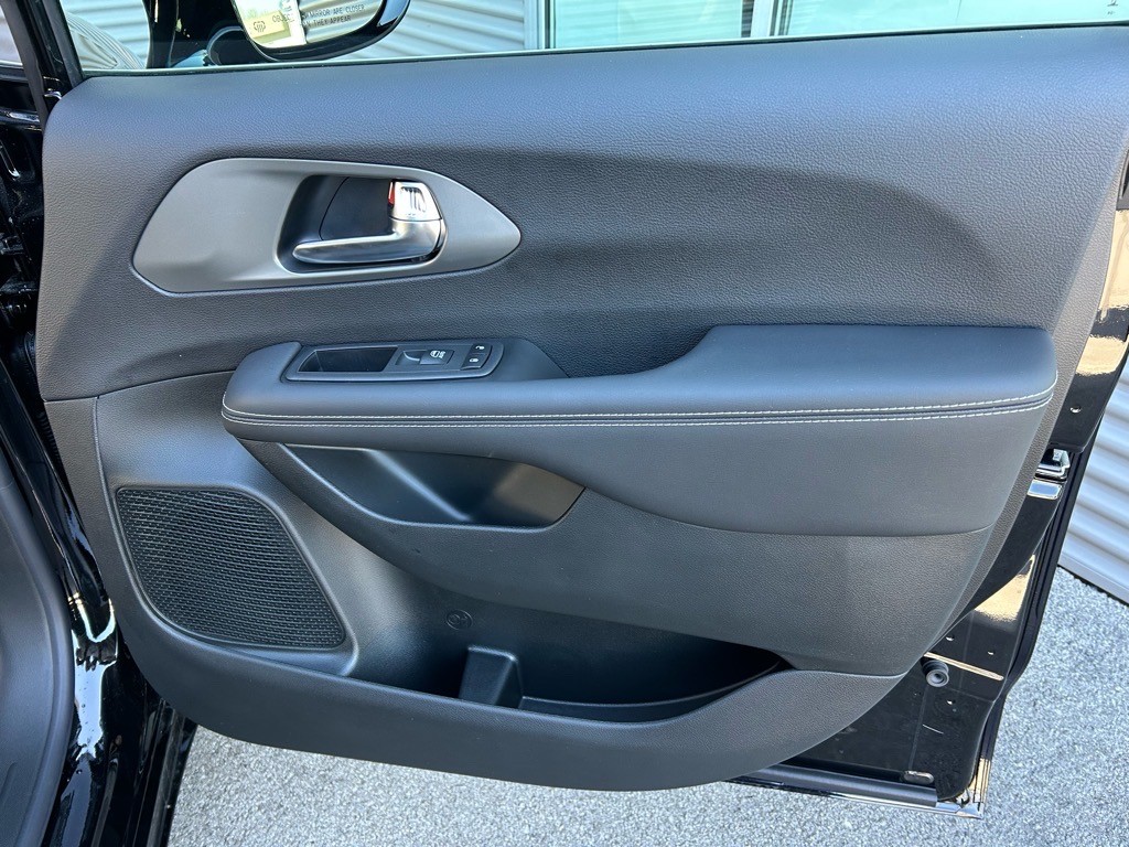 2025 Chrysler Voyager LX - Photo 39