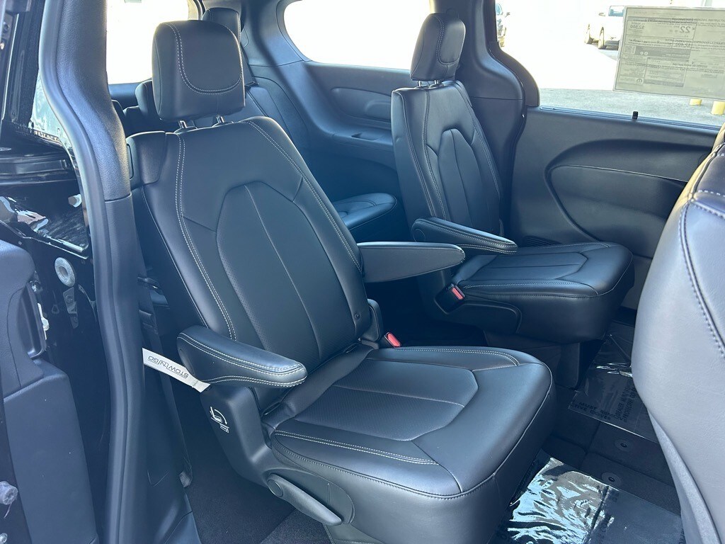 2025 Chrysler Voyager LX - Photo 38