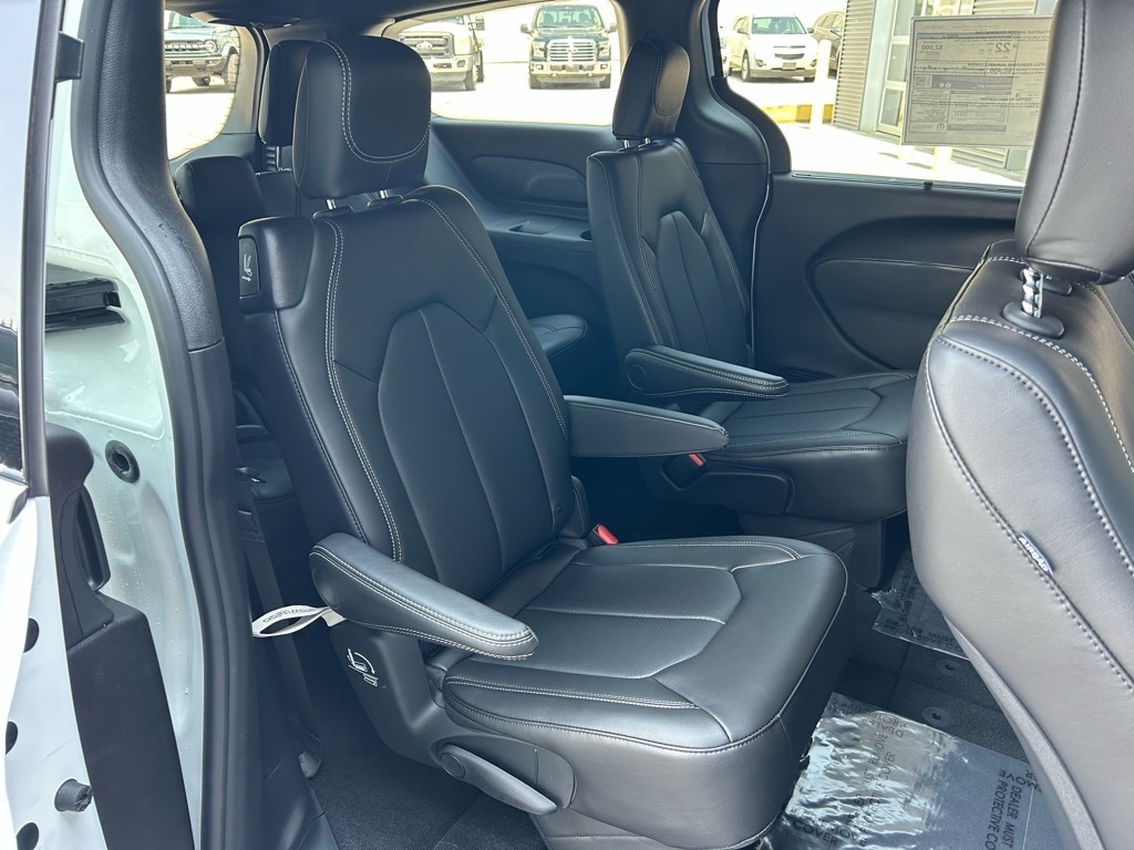 2025 Chrysler Voyager LX - Photo 39