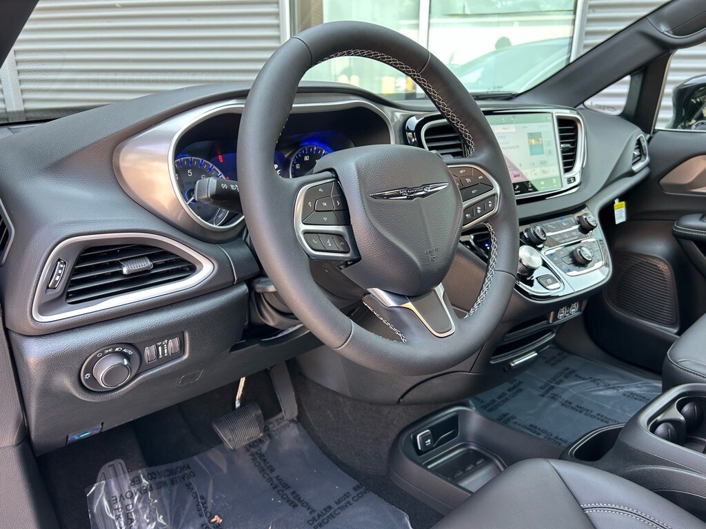 2025 Chrysler Voyager LX - Photo 12