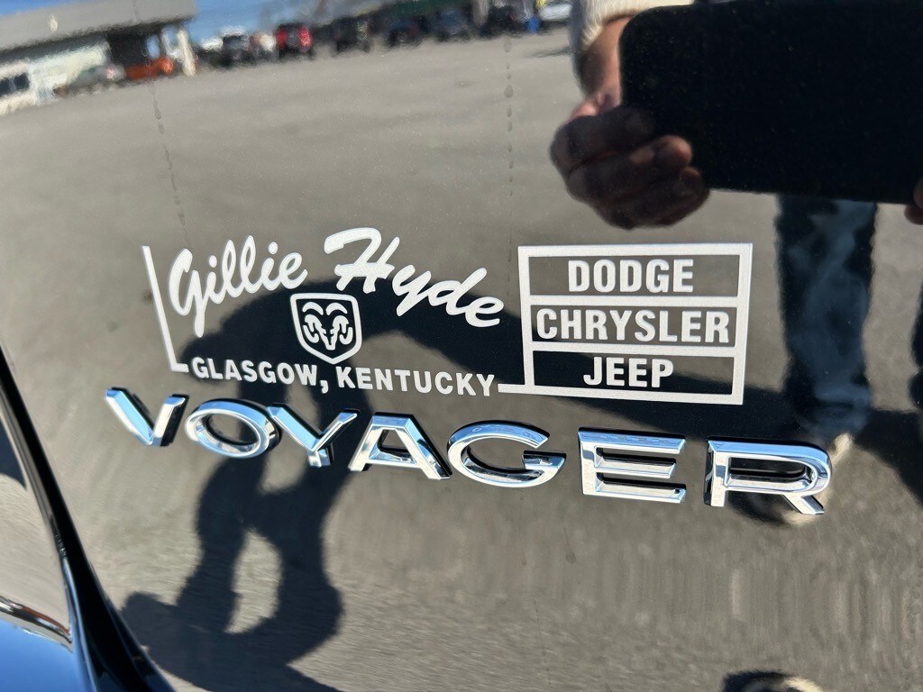 2025 Chrysler Voyager LX - Photo 6