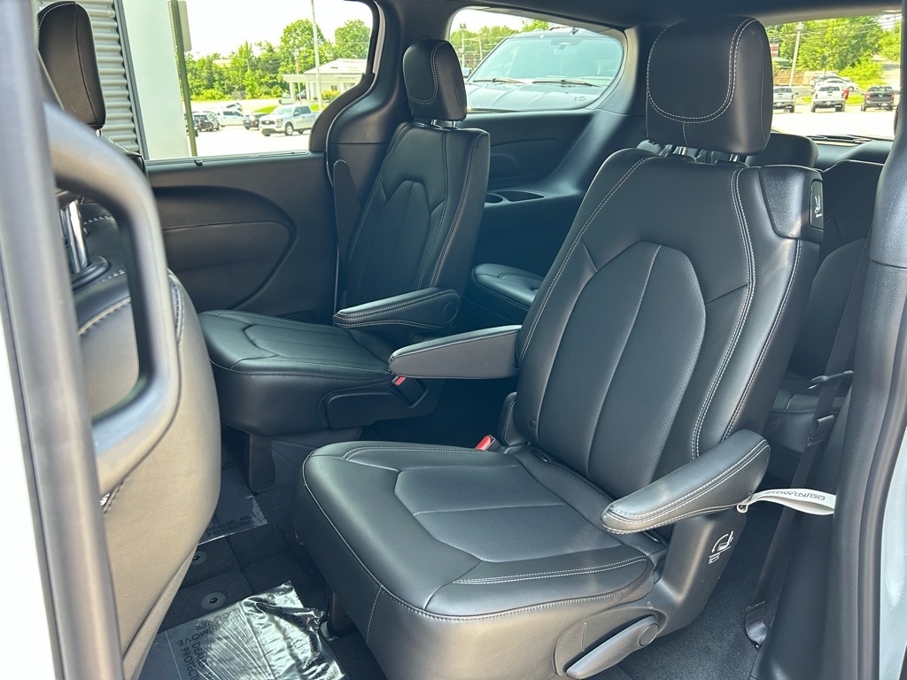 2025 Chrysler Voyager LX - Photo 35