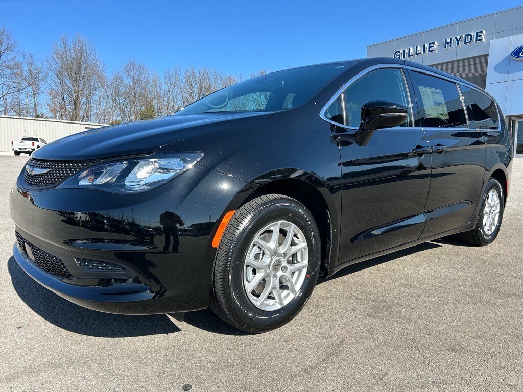 2025 Chrysler Voyager LX - Photo 11