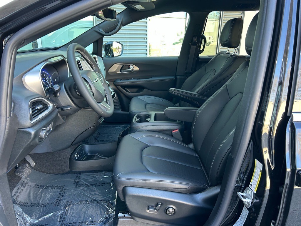 2025 Chrysler Voyager LX - Photo 13