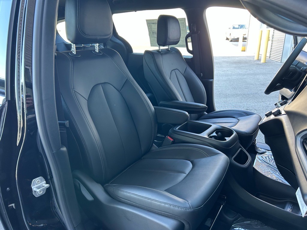 2025 Chrysler Voyager LX - Photo 41