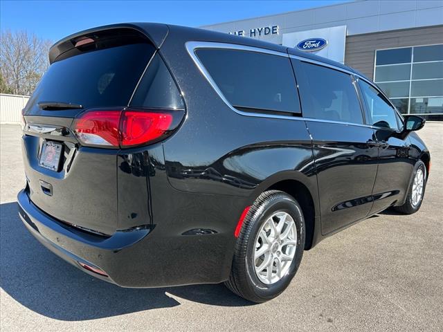 2025 Chrysler Voyager LX photo 4