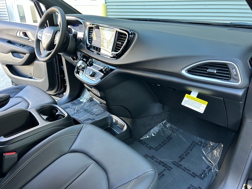 2025 Chrysler Voyager LX - Photo 40