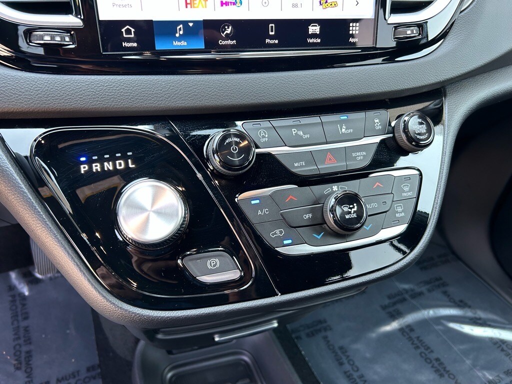 2025 Chrysler Voyager LX - Photo 21