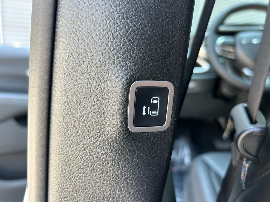 2025 Chrysler Voyager LX - Photo 38