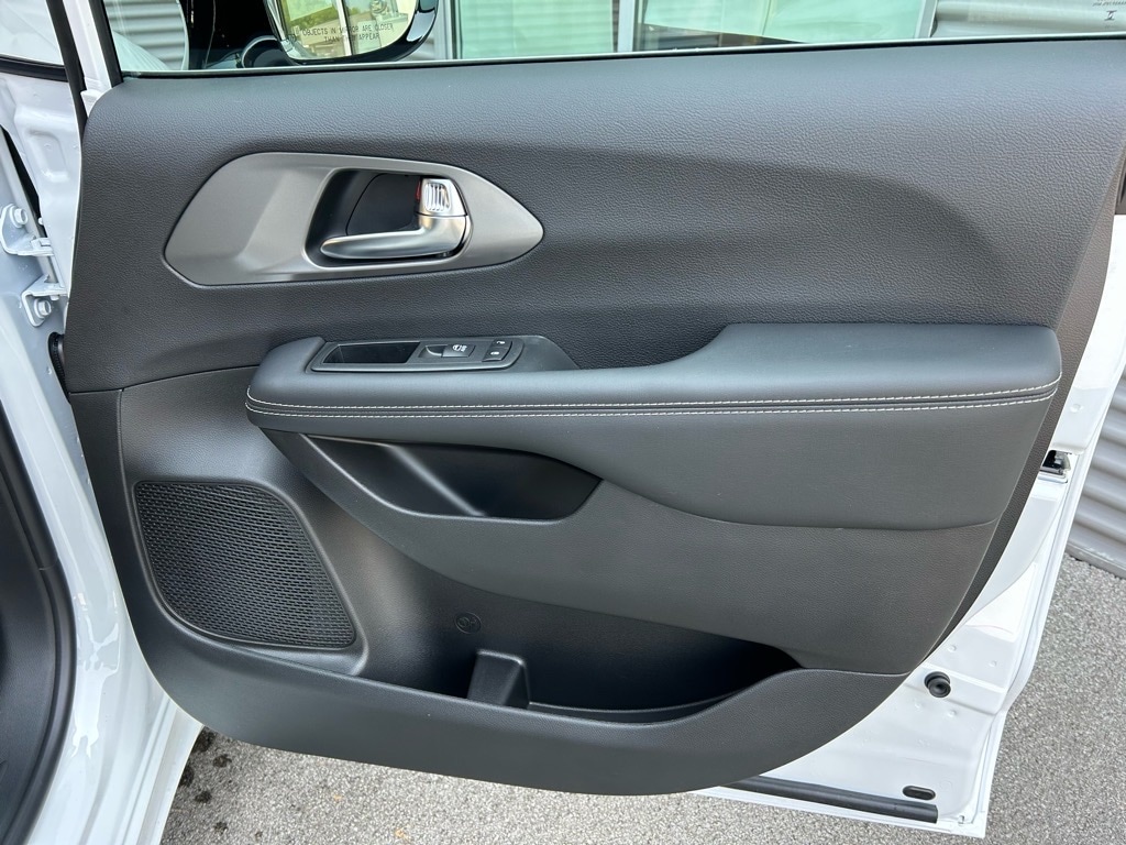 2025 Chrysler Voyager LX - Photo 40
