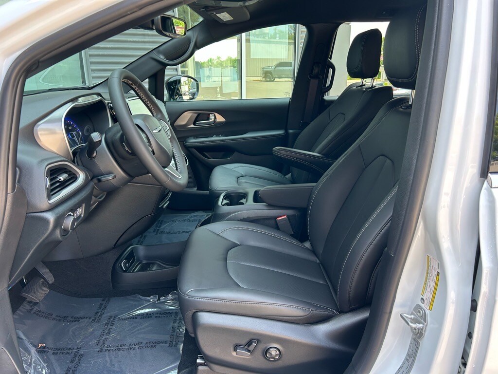 2025 Chrysler Voyager LX - Photo 13