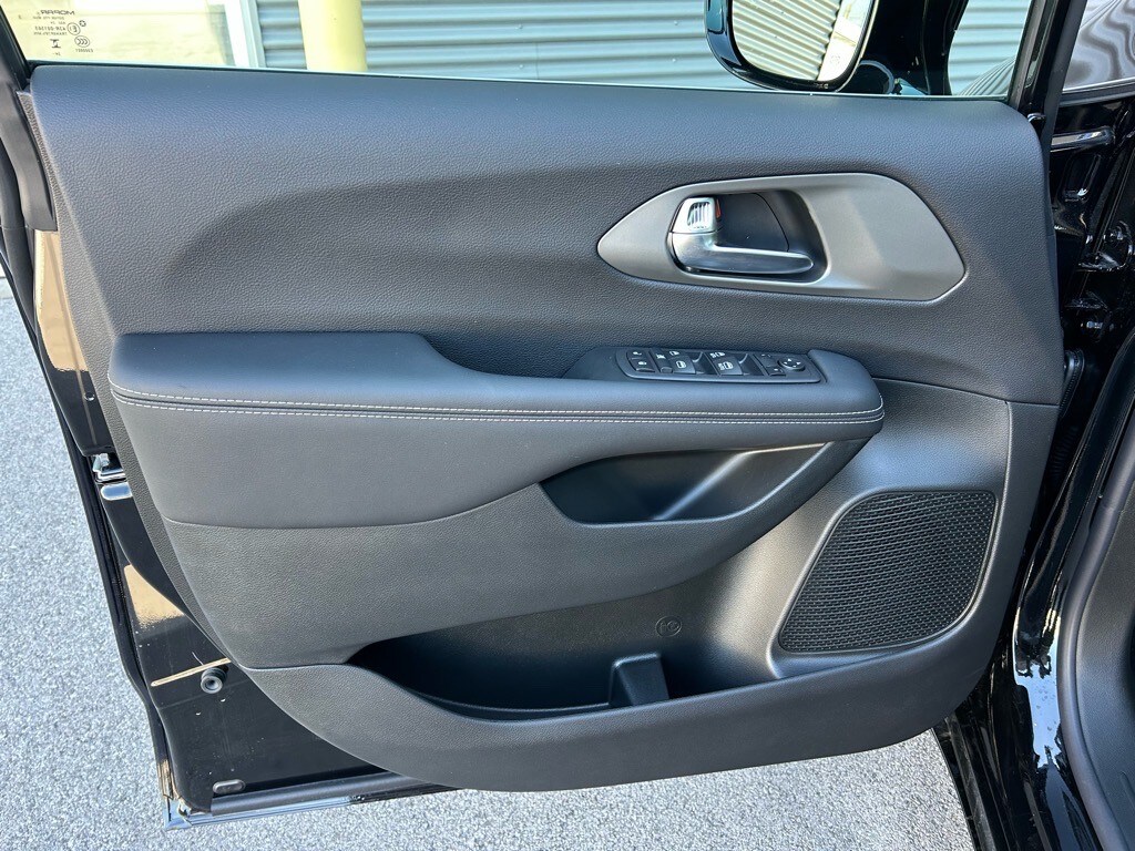 2025 Chrysler Voyager LX - Photo 14