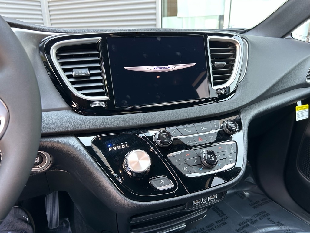 2025 Chrysler Voyager LX - Photo 19
