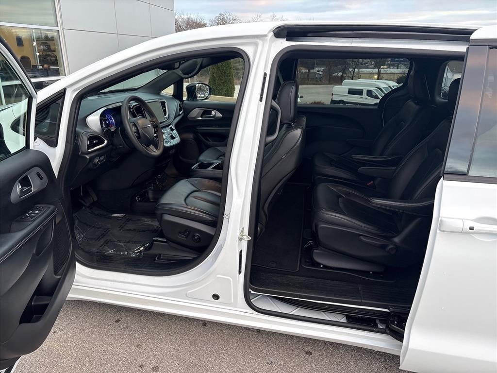 Used 2024 Chrysler Pacifica Plug-In Hybrid Select Van Passenger Van