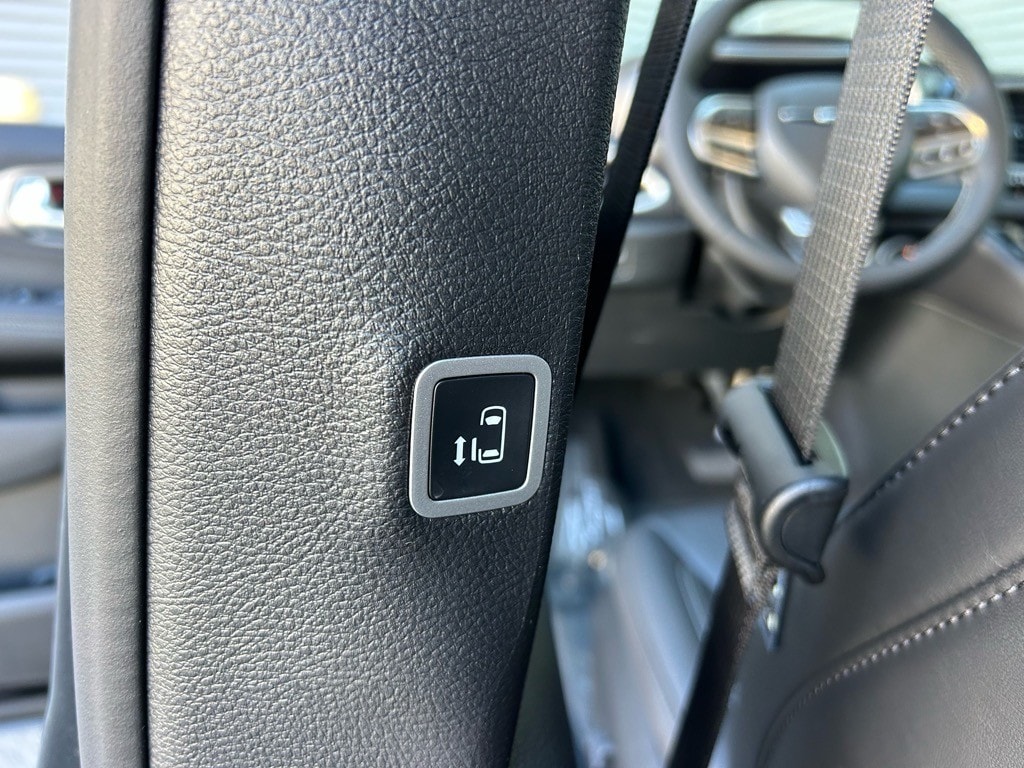 2025 Chrysler Voyager LX - Photo 35