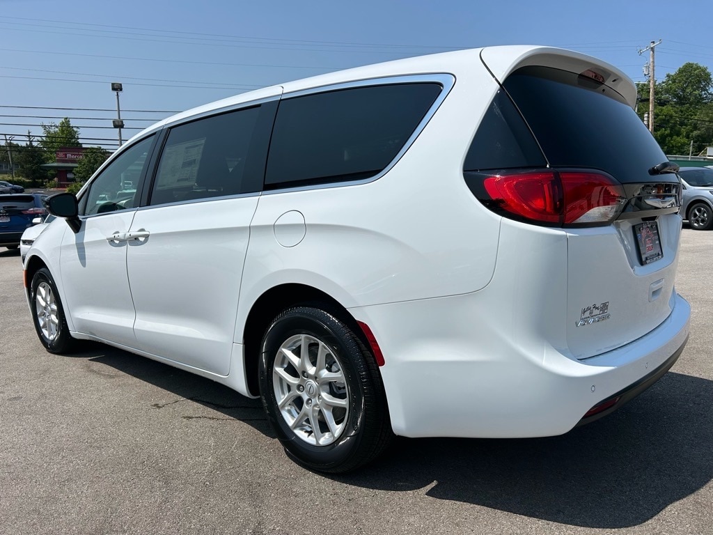 2025 Chrysler Voyager LX - Photo 9