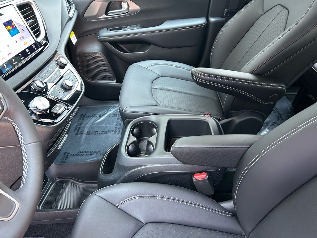 2025 Chrysler Voyager LX - Photo 34
