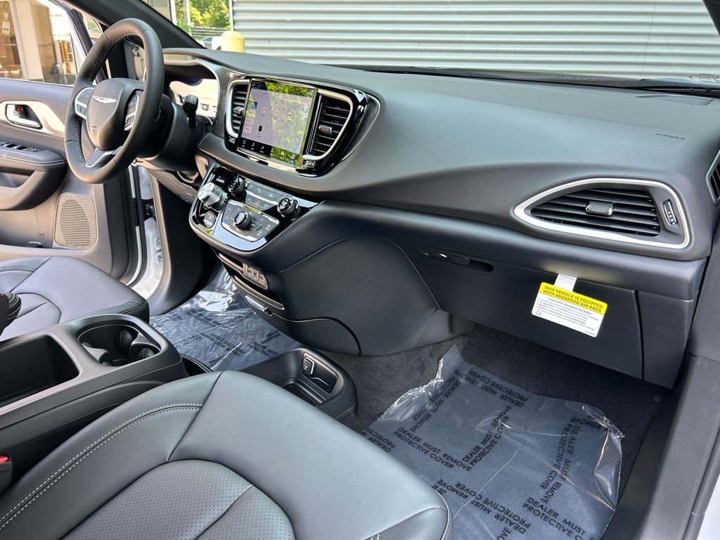 2025 Chrysler Voyager LX - Photo 41