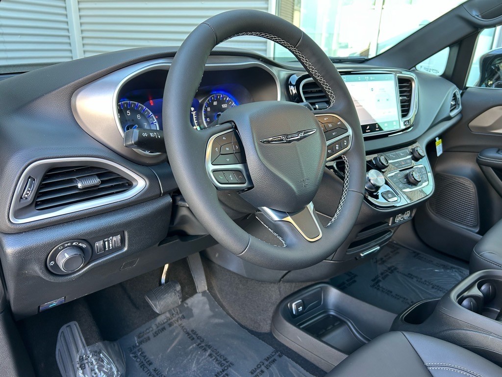 2025 Chrysler Voyager LX - Photo 12