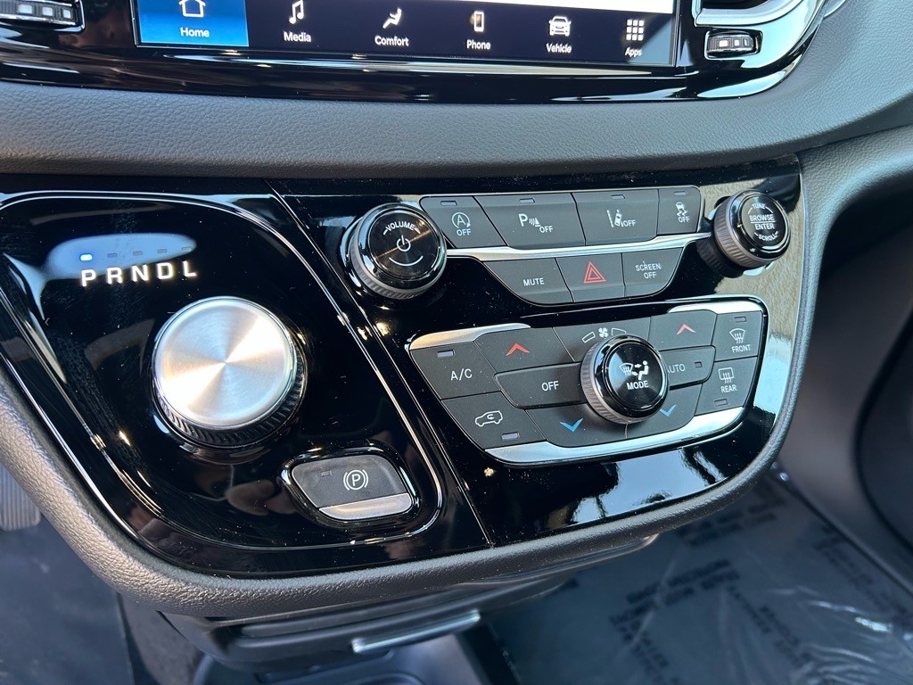 2025 Chrysler Voyager LX - Photo 20