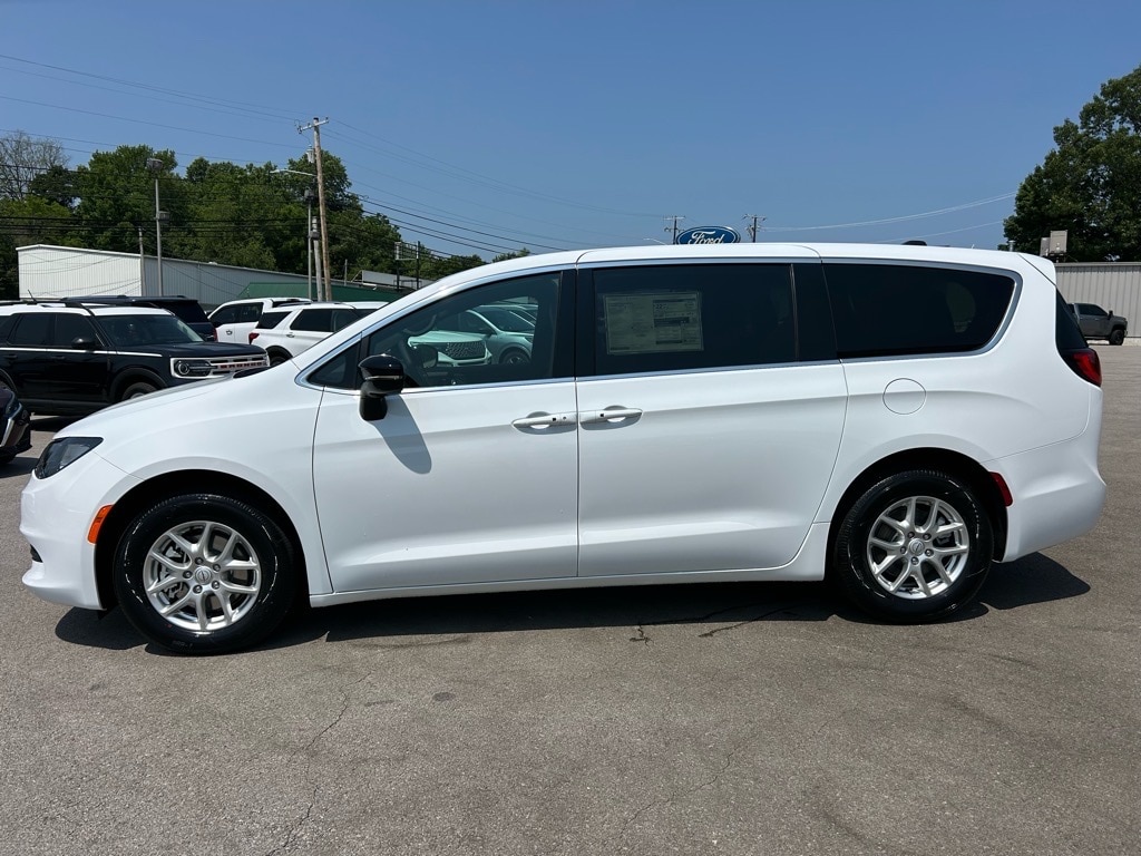 2025 Chrysler Voyager LX - Photo 10