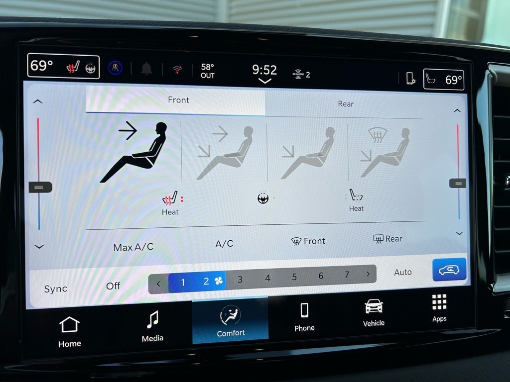 2025 Chrysler Voyager LX - Photo 25