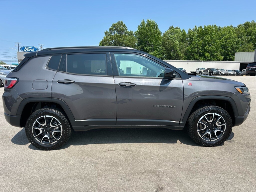 2024 Jeep Compass Trailhawk photo 3