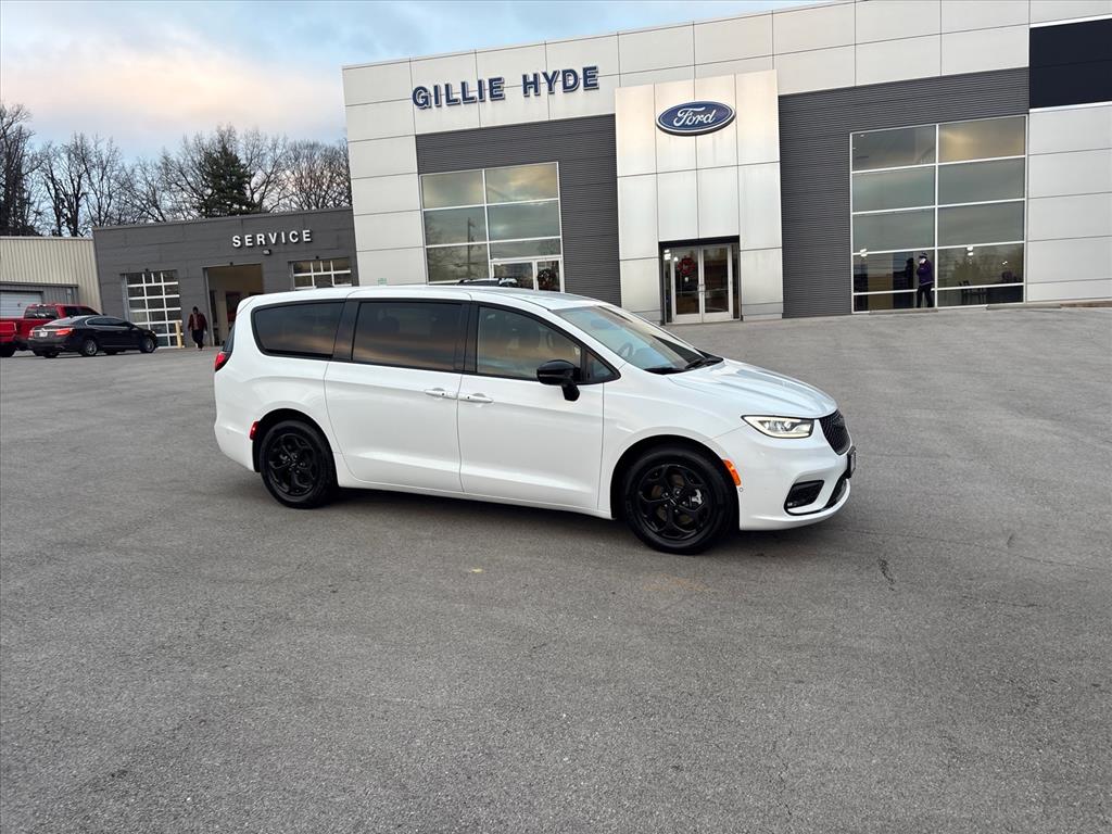 2024 Chrysler Pacifica PHEV Select's photo