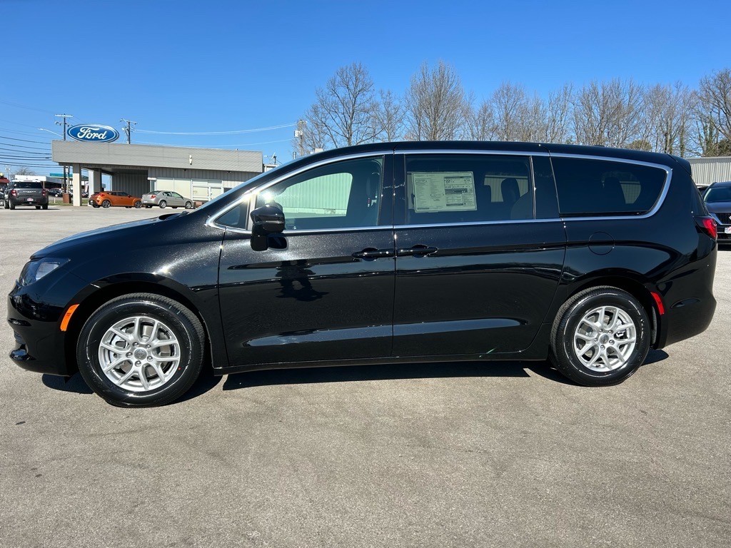 2025 Chrysler Voyager LX - Photo 10