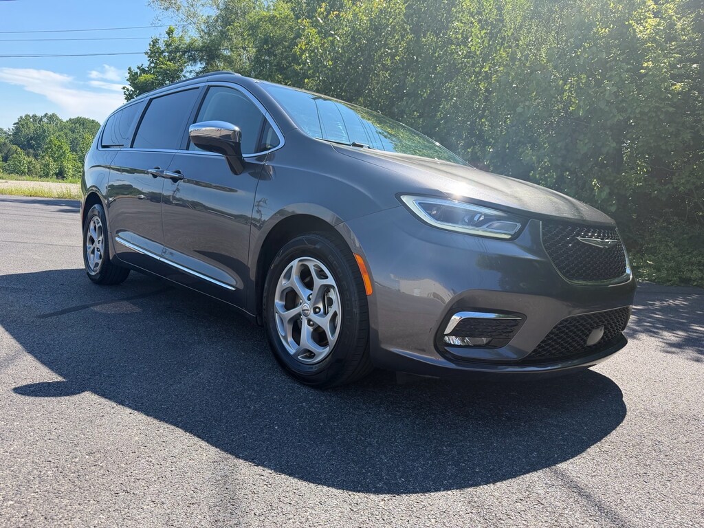 Used 2023 Chrysler Pacifica Limited Van Passenger Van