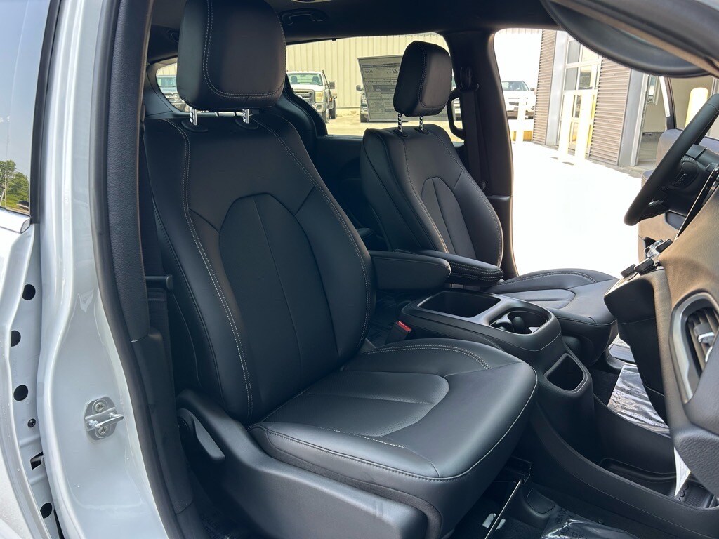 2025 Chrysler Voyager LX - Photo 42