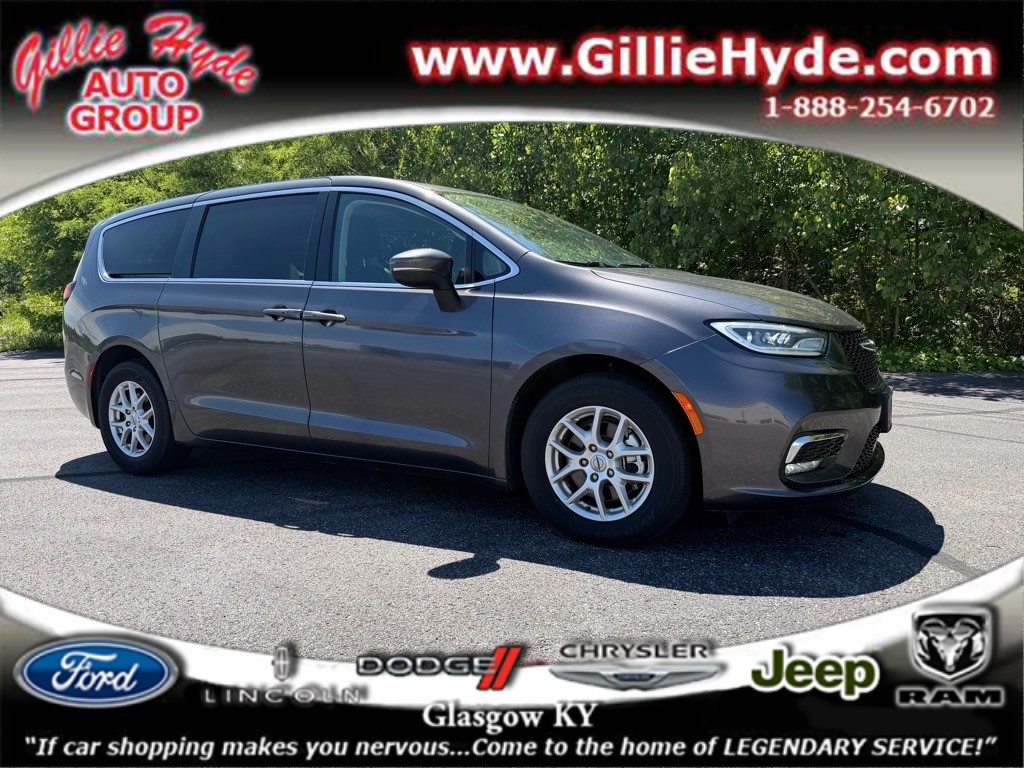 2023 Chrysler Pacifica Touring L's photo