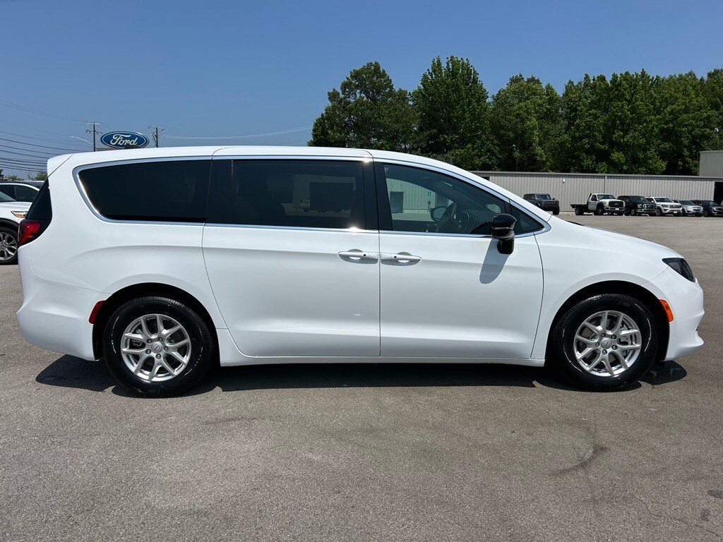 2025 Chrysler Voyager LX - Photo 3