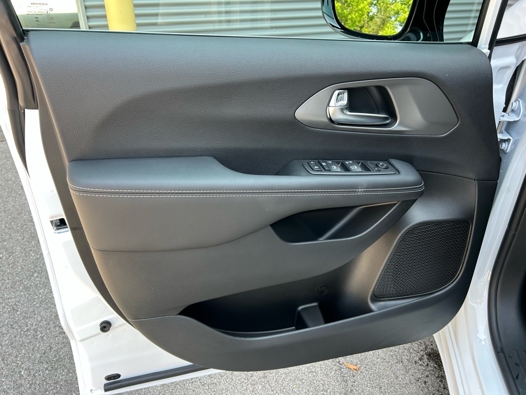 2025 Chrysler Voyager LX - Photo 14