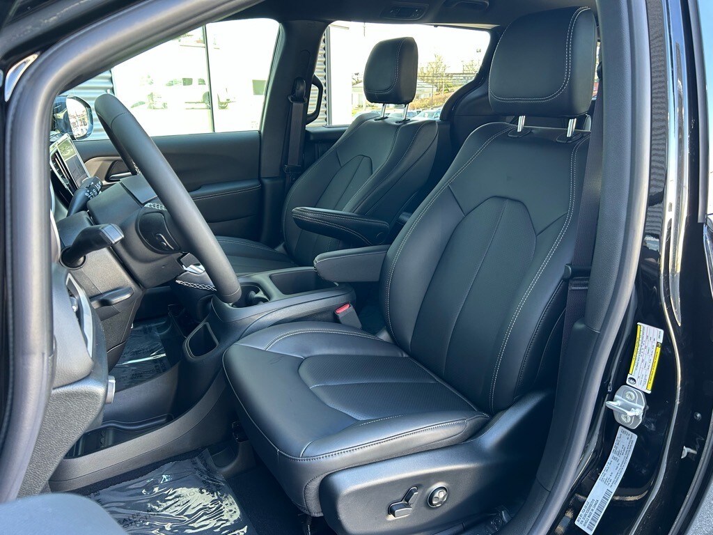 2025 Chrysler Voyager LX - Photo 15