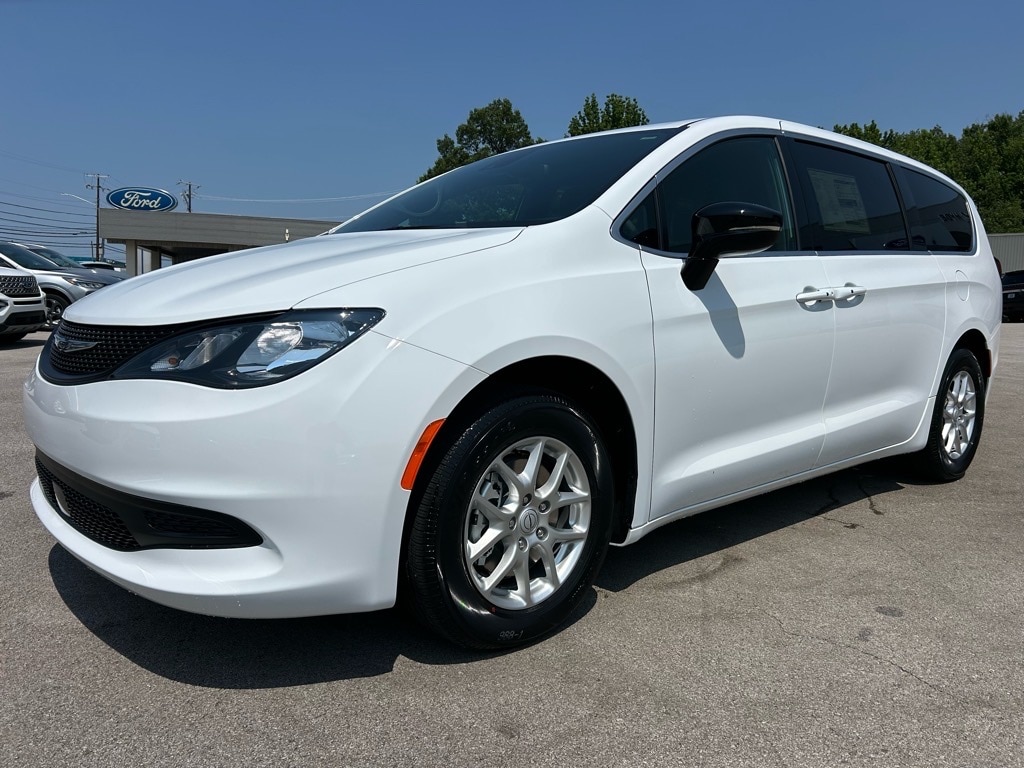 2025 Chrysler Voyager LX - Photo 11