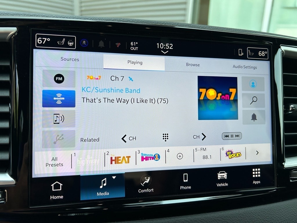 2025 Chrysler Voyager LX - Photo 24