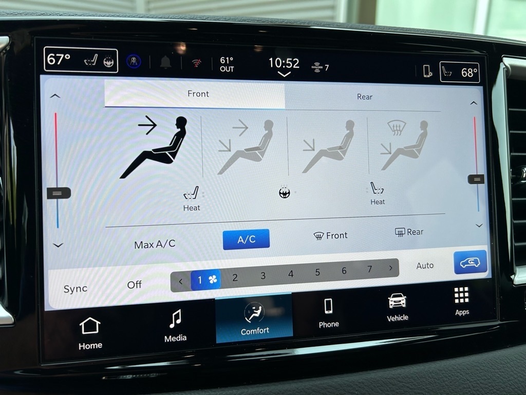 2025 Chrysler Voyager LX - Photo 26