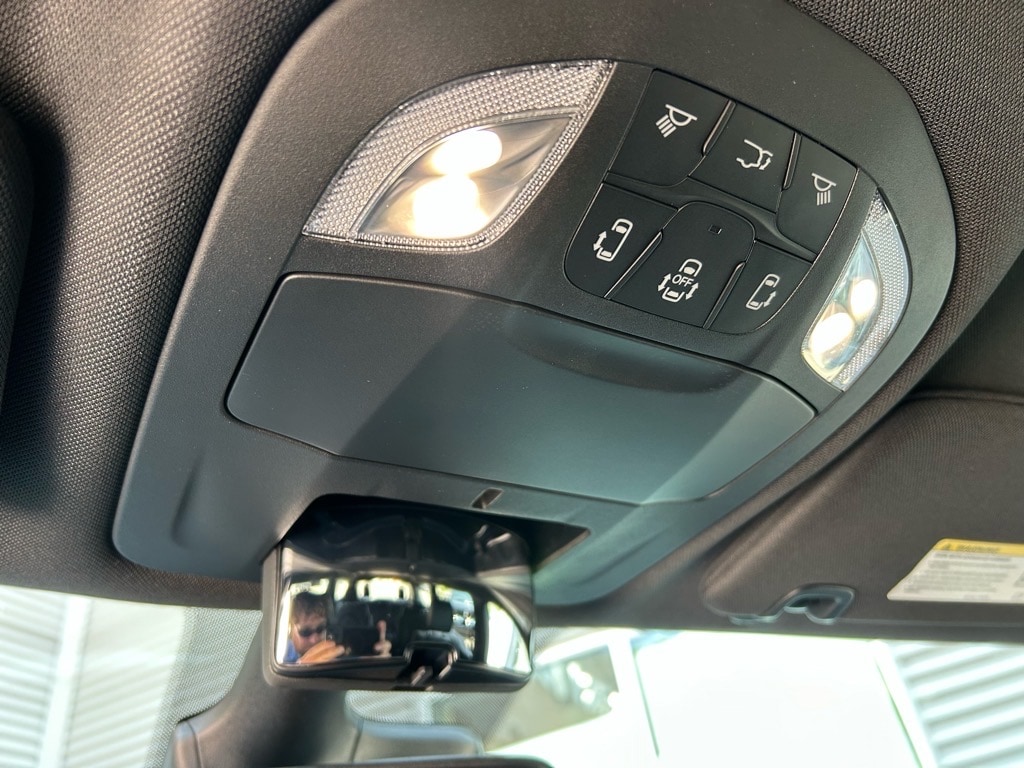 2025 Chrysler Voyager LX - Photo 33