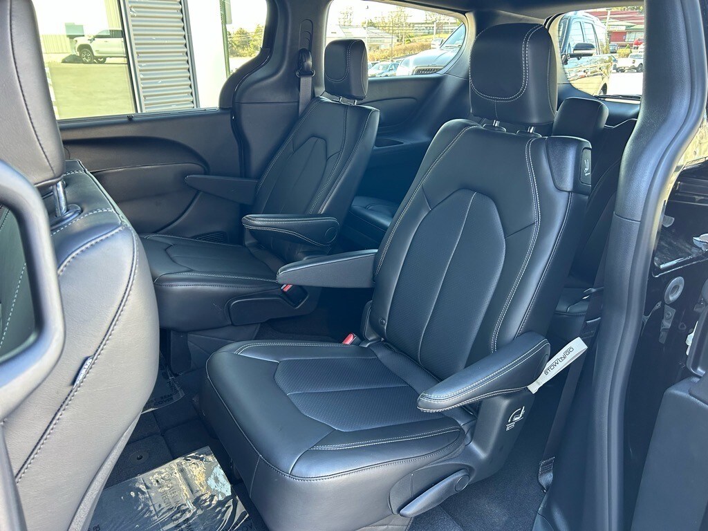 2025 Chrysler Voyager LX - Photo 34