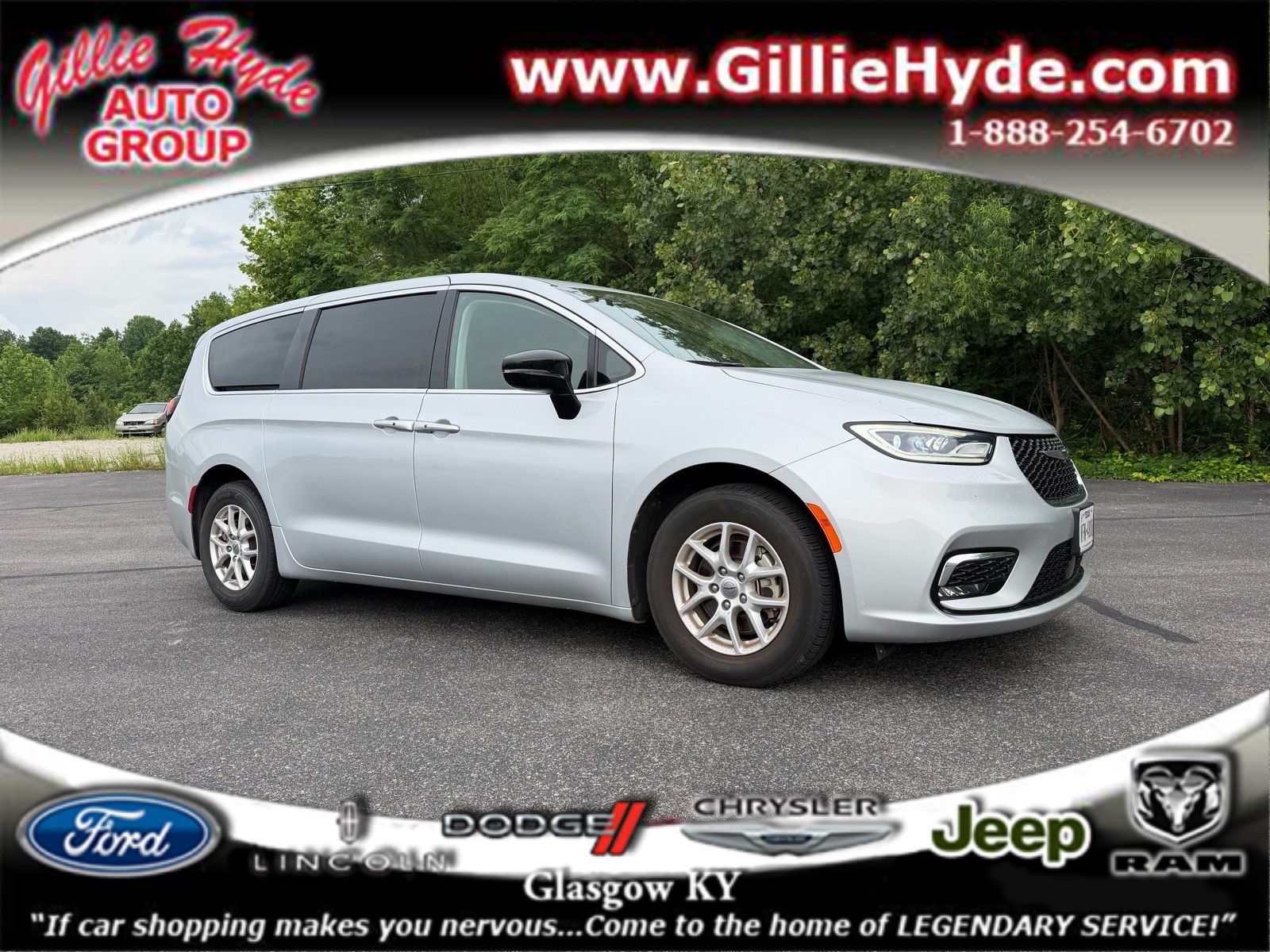 2024 Chrysler Pacifica Touring L's photo
